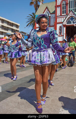 Elementi femmina di un Caporales il gruppo di musica da ballo in costumi ornati di eseguire l'annuale Carnaval Andino con la Fuerza del Sol a Arica, Cile. Foto Stock