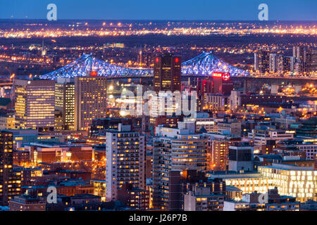 Montreal, Canada - 24 Aprile 2017: Montreal Skyline e Jacques Cartier Bridge dal Belvedere Kondiaronk Foto Stock