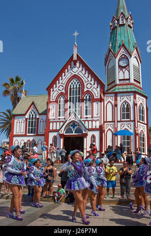 Elementi femmina di un Caporales il gruppo di musica da ballo in costumi ornati di eseguire l'annuale Carnaval Andino con la Fuerza del Sol a Arica, Cile. Foto Stock