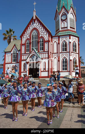 Elementi femmina di un Caporales il gruppo di musica da ballo in costumi ornati di eseguire l'annuale Carnaval Andino con la Fuerza del Sol a Arica, Cile. Foto Stock