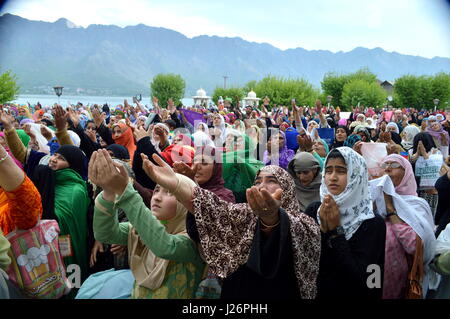 Srinagar, India. Xxv Aprile, 2017. Kashmir devoti musulmani pregare come un sacerdote capo visualizza una sacra reliquia credevano di essere i capelli dalla barba del Profeta Mohammad, su Mehraj-u-Alam presso il Santuario Hazratbal nella periferia di Srinagar, India, Martedì, 25 aprile 2017. Mehraj-u-Alam è creduto per contrassegnare l'ascensione del Profeta Mohammad al cielo. Credito: Zahid Bhat/Pacific Press/Alamy Live News Foto Stock