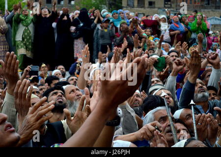 Srinagar, India. Xxv Aprile, 2017. Kashmir devoti musulmani pregare come un sacerdote capo visualizza una sacra reliquia credevano di essere i capelli dalla barba del Profeta Mohammad, su Mehraj-u-Alam presso il Santuario Hazratbal nella periferia di Srinagar, India, Martedì, 25 aprile 2017. Mehraj-u-Alam è creduto per contrassegnare l'ascensione del Profeta Mohammad al cielo. Credito: Zahid Bhat/Pacific Press/Alamy Live News Foto Stock