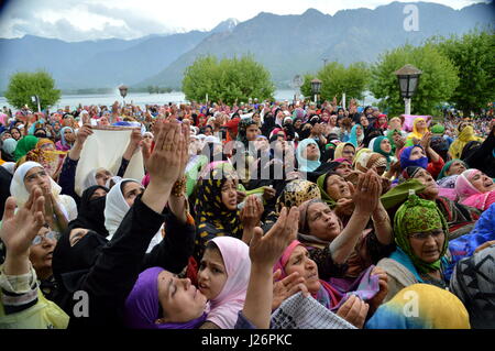 Srinagar, India. Xxv Aprile, 2017. Kashmir devoti musulmani pregare come un sacerdote capo visualizza una sacra reliquia credevano di essere i capelli dalla barba del Profeta Mohammad, su Mehraj-u-Alam presso il Santuario Hazratbal nella periferia di Srinagar, India, Martedì, 25 aprile 2017. Mehraj-u-Alam è creduto per contrassegnare l'ascensione del Profeta Mohammad al cielo. Credito: Zahid Bhat/Pacific Press/Alamy Live News Foto Stock