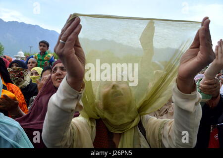 Srinagar, India. Xxv Aprile, 2017. Le donne del Kashmir devoti pregare come un sacerdote capo visualizza una sacra reliquia credevano di essere i capelli dalla barba del Profeta Mohammad su Mehraj-u-Alam presso il Santuario Hazratbal nella periferia di Srinagar, India, Martedì, 25 aprile 2017. Mehraj-u-Alam è l anniversario creduto per contrassegnare l'ascensione del Profeta Mohammad al cielo. Credito: Zahid Bhat/Pacific Press/Alamy Live News Foto Stock