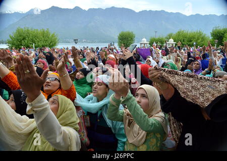 Srinagar, India. Xxv Aprile, 2017. Kashmir devoti musulmani pregare come un sacerdote capo visualizza una sacra reliquia credevano di essere i capelli dalla barba del Profeta Mohammad, su Mehraj-u-Alam presso il Santuario Hazratbal nella periferia di Srinagar, India, Martedì, 25 aprile 2017. Mehraj-u-Alam è creduto per contrassegnare l'ascensione del Profeta Mohammad al cielo. Credito: Zahid Bhat/Pacific Press/Alamy Live News Foto Stock