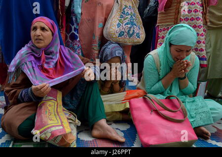 Srinagar, India. Xxv Aprile, 2017. Kashmir donne musulmane devoti pregare come un sacerdote capo visualizza una sacra reliquia credevano di essere i capelli dalla barba del Profeta Mohammad, su Mehraj-u-Alam presso il Santuario Hazratbal nella periferia di Srinagar, India, Martedì, 25 aprile 2017. Mehraj-u-Alam è creduto per contrassegnare l'ascensione del Profeta Mohammad al cielo. Credito: Zahid Bhat/Pacific Press/Alamy Live News Foto Stock