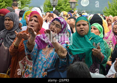 Srinagar, India. Xxv Aprile, 2017. Kashmir devoti musulmani pregare come un sacerdote capo visualizza una sacra reliquia credevano di essere i capelli dalla barba del Profeta Mohammad, su Mehraj-u-Alam presso il Santuario Hazratbal nella periferia di Srinagar, India, Martedì, 25 aprile 2017. Mehraj-u-Alam è creduto per contrassegnare l'ascensione del Profeta Mohammad al cielo. Credito: Zahid Bhat/Pacific Press/Alamy Live News Foto Stock