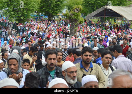 Srinagar, India. Xxv Aprile, 2017. Kashmir devoti musulmani pregare come un sacerdote capo visualizza una sacra reliquia credevano di essere i capelli dalla barba del Profeta Mohammad, su Mehraj-u-Alam presso il Santuario Hazratbal nella periferia di Srinagar, India, Martedì, 25 aprile 2017. Mehraj-u-Alam è creduto per contrassegnare l'ascensione del Profeta Mohammad al cielo. Credito: Zahid Bhat/Pacific Press/Alamy Live News Foto Stock