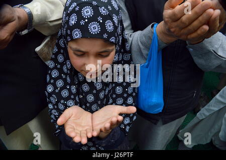 Srinagar, India. Xxv Aprile, 2017. Kashmir devoti girlchild pregare come un sacerdote capo visualizza una sacra reliquia credevano di essere i capelli dalla barba del Profeta Mohammad su Mehraj-u-Alam presso il Santuario Hazratbal nella periferia di Srinagar, India, Martedì, 25 aprile 2017. Mehraj-u-Alam è l anniversario creduto per contrassegnare l'ascensione del Profeta Mohammad al cielo. Credito: Zahid Bhat/Pacific Press/Alamy Live News Foto Stock