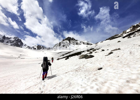 Due escursionisti in plateau di neve. Turchia, Kachkar montagne, la parte più alta delle montagne del Mar Nero. Ampio angolo di visione. Foto Stock