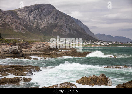 Onde che si infrangono sulla South African costa vicino a Hermanus dalla spettacolare scogliera percorso del Fernkloof Riserva Naturale Foto Stock