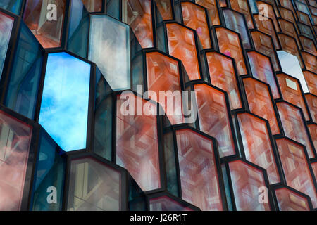 Dettaglio della facciata in vetro del Harpa Concert Hall a Reykjavik, Islanda. Foto Stock