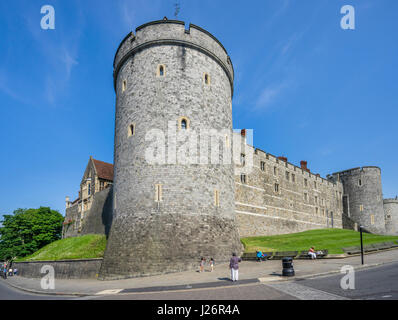 Regno Unito, Inghilterra, Berkshire, Windsor Castle Ward inferiore, vista della Torre di coprifuoco Foto Stock