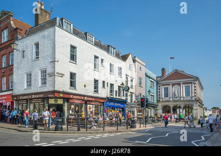 Regno Unito, Inghilterra, Berkshire, Windsor, vista di High Street e il Windsor Guildhall Foto Stock