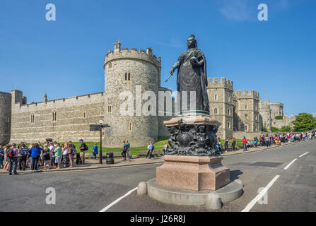 Regno Unito, Inghilterra, Berkshire, Windsor, Queen Victoria statua sullo sfondo del Castello di Windsor e la torre di Salisbury Foto Stock