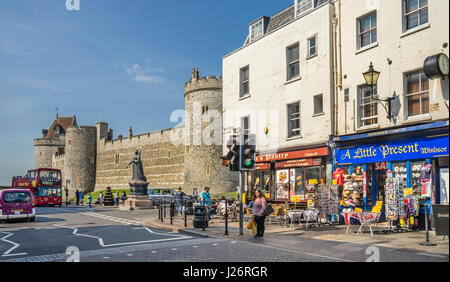 Regno Unito, Inghilterra, Berhshire, vista di Windsor High Street con la regina Victoria statua e il reparto inferiore di WindsorCastle Foto Stock