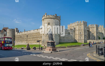 Regno Unito, Inghilterra, Berkshire, Windsor, Queen Victoria statua sullo sfondo del Castello di Windsor e la torre di Salisbury Foto Stock