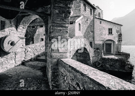 Orrido di Nesso - un antico ponte in pietra alla fine del nesso di Ravina, Como, Italia Foto Stock