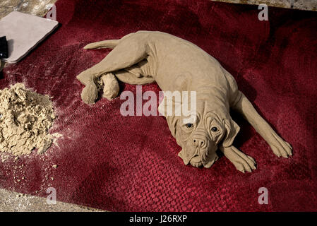 Sabbia scultura del cane da parte di un artista di strada su Princes Street, Edimburgo, Scozia, Regno Unito. Foto Stock