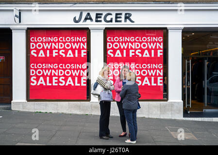 Chiusura dei cartelli di vendita su una filiale di Jaeger all'angolo tra George Street e Hanover Street, Edimburgo, Scozia, Regno Unito. Foto Stock