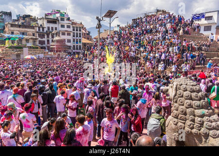 Migliaia di giovani, cosparse e a giocare con i colori, celebrano la Holi festival Foto Stock