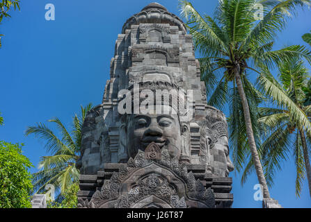 Tower Gateway sormontato da quattro facce di pietra di Bodhisattva Lokeshvara. Mendut monastero buddista Vihara (Mendut) Java centrale, Indonesia Foto Stock