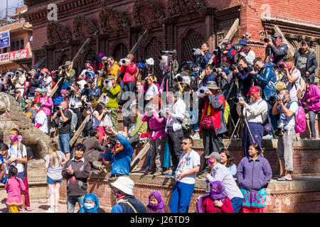 I turisti cinesi stanno prendendo fotografie di migliaia di giovani, cosparse e a giocare con i colori, celebrando la Holi festival Foto Stock