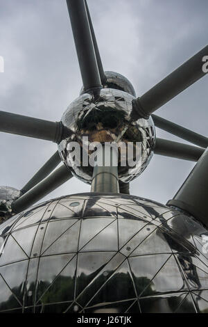 Vista dal basso del Atomium di Bruxelles a cattivo tempo Foto Stock