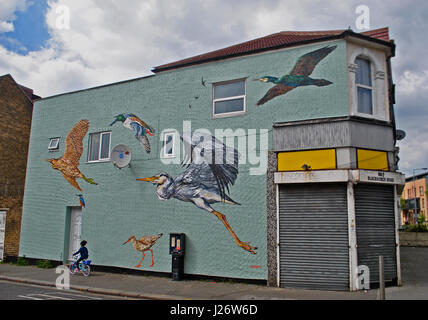 Arte di strada murale di uccelli locali che utilizzano il Walthamstow zone umide per artista ATM IN WALTAMSTOW, East London Foto Stock
