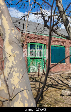 I dettagli di una vecchia porta su un edificio abbandonato a Fort Hancock a Sandy Hook Gateway National Recreation Area nel New Jersey Foto Stock