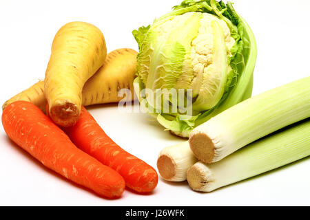 Raccolta delle materie organiche vegetali di radice comprese carote,porri,il cavolfiore e pastinaca isolato su uno sfondo bianco Foto Stock