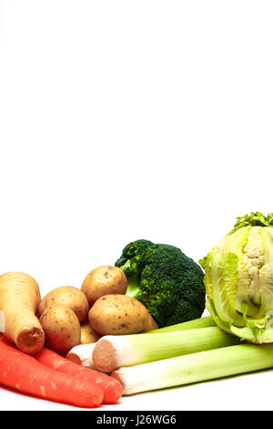 Raccolta delle materie organiche vegetali di radice comprese patate , carote,porri, broccoli, cavolfiori e pastinaca isolato su uno sfondo bianco Foto Stock