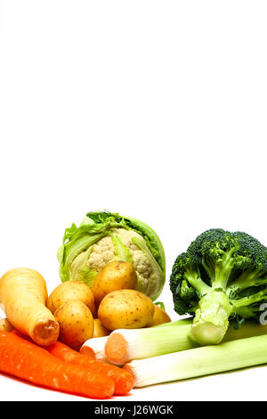 Raccolta delle materie organiche vegetali di radice comprese patate , carote,porri, broccoli, cavolfiori e pastinaca isolato su uno sfondo bianco Foto Stock
