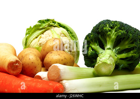 Raccolta delle materie organiche vegetali di radice comprese patate , carote,porri, broccoli, cavolfiori e pastinaca isolato su uno sfondo bianco Foto Stock