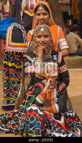 Gruppo di Kalbelia Danzatori tribali di eseguire l'annuale Fiera Sarujkund vicino Delhi, India Foto Stock