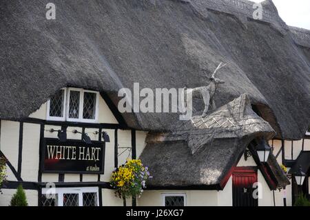 White Hart. Maulden, Bedfordshire, è una struttura di legno, edificio con tetto in paglia, con un cuore fatto di paglia sulla sua entrata. Foto Stock