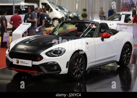 Belgrado, Serbia - Marzo 24, 2017: nuova Fiat 124 spider presentato a Belgrado 53th International Motor Show - MSA (OICA). Foto Stock