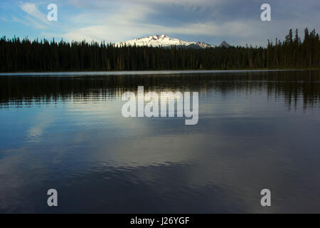 Lago d'oro con Diamond Peak, Willamette National Forest, Oregon Foto Stock