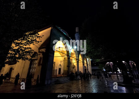 SARAJEVO, Bosnia Erzegovina - 15 Aprile 2017: persone in preghiera di fronte Gazi Husrev moschea Begova a Sarajevo. La moschea è uno dei principali landmar Foto Stock