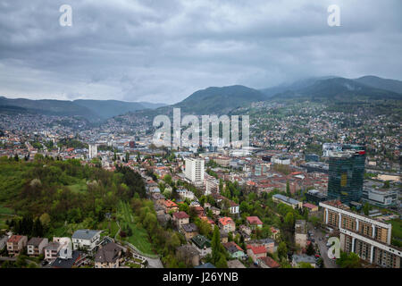 Vista aerea di Sarajevo durante una torbida e rainly giorno di primavera Foto di Sarajevo visto da sopra durante un giorno di pioggia della molla Foto Stock
