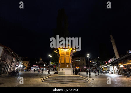 SARAJEVO, Bosnia Erzegovina - 16 Aprile 2017: Sebilj fontana, sul quartiere Bacarsija, di notte. Questa fontana viene considerato uno dei greates Foto Stock