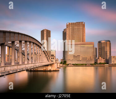 Kachidoki Bridge e il fiume Sumida al tramonto, Tokyo, Giappone Foto Stock