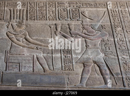 Hieroglypic incisioni sulla parete presso l'antico tempio egizio di khnum di esna Foto Stock