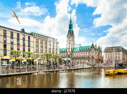 Bellissima vista di Hamburg city center con il municipio e il fiume Alster, Germania Foto Stock