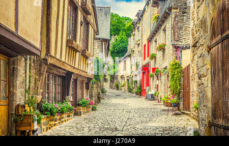 Bellissima vista panoramica stretto vicolo storico con case tradizionali e strada di ciottoli in una vecchia città in Europa con il cielo blu e nuvole in estate Foto Stock