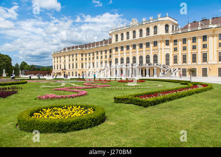 Bellissima vista del famoso Palazzo Schoenbrunn con grande parterre giardino di Vienna in Austria Foto Stock