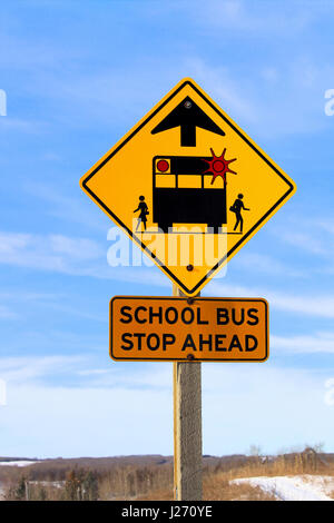 Primo piano di una scuola Fermata bus davanti segno contro un cielo blu Foto Stock