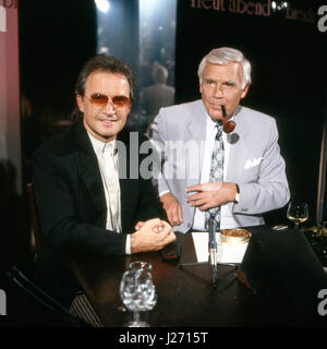 Musikproduzent Italienischer und Komponist Giorgio Moroder zu Gast bei Joachim Fuchsberger in dessen Talkshow 'Heut' abend', Deutschland 1980er Jahre. La musica italiana produttore e compositore Giorgio Moroder con Joachim Fuchsberger, Germania degli anni ottanta. Foto Stock