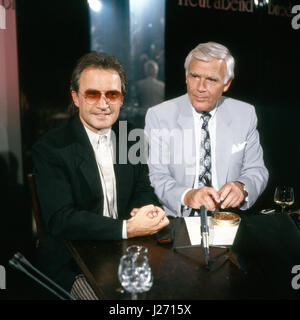 Musikproduzent Italienischer und Komponist Giorgio Moroder zu Gast bei Joachim Fuchsberger in dessen Talkshow 'Heut' abend', Deutschland 1980er Jahre. La musica italiana produttore e compositore Giorgio Moroder con Joachim Fuchsberger, Germania degli anni ottanta. Foto Stock