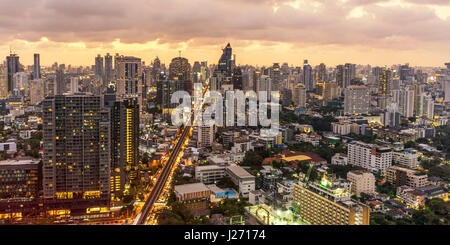 Vista dalla ottava Bar sul Tetto, Marriot Hotel Sukhumvit, skyline , punto di vista, skybar, Lounge, tetto, bar, Bangkok, Thailandia Foto Stock